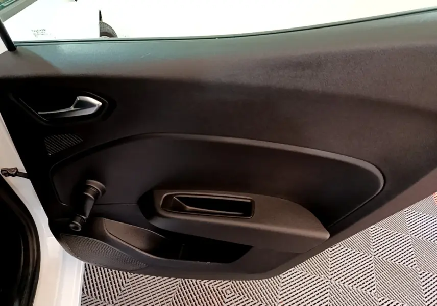 Vue intérieure de la porte avant gauche noire d'une Renault Clio Business Blue dCi 115 blanche de 2020.