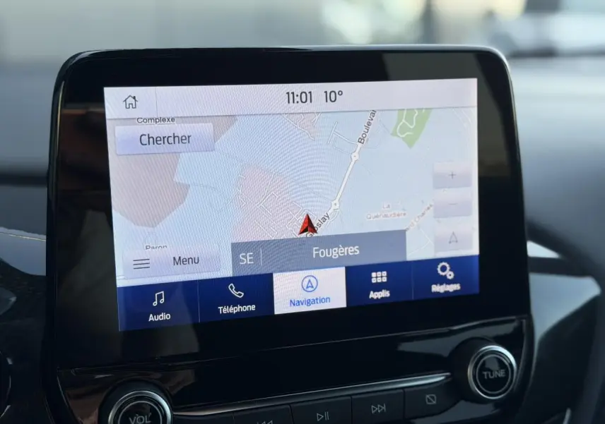 Écran tactile du système de navigation du Ford Puma 2023 affichant une carte avec options audio et téléphone.