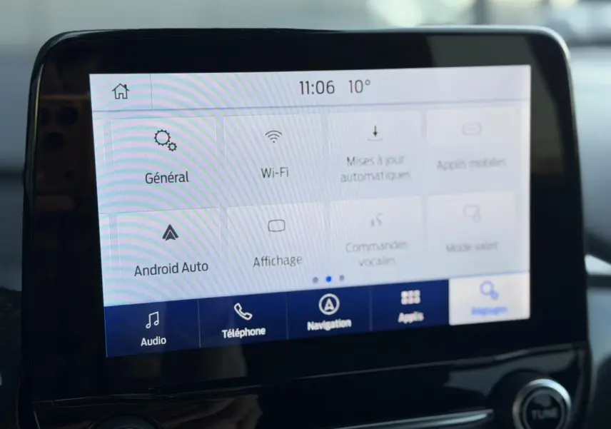 Écran tactile central du Ford Puma Ecoboost 155 BVA ST Line, affichant les options de connectivité et réglages.