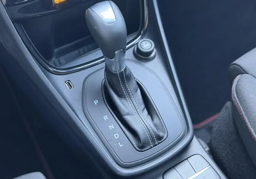 Le levier de vitesses automatique noir avec coutures blanches du Ford Puma Ecoboost 2023 en vue rapprochée intérieure.