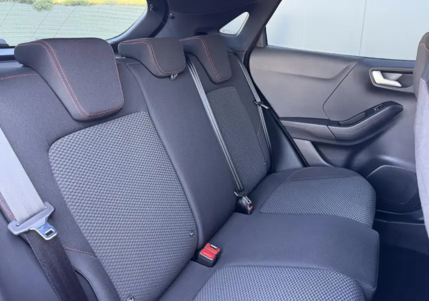 Vue intérieure côté droit des sièges arrière noirs avec surpiqûres rouges du Ford Puma Ecoboost 155 BVA ST Line 2023.