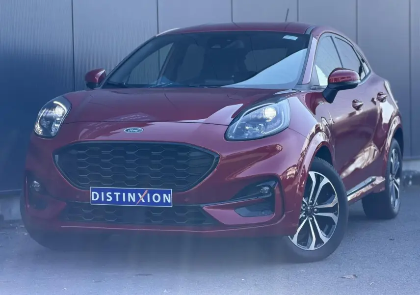 Ford Puma Ecoboost rouge Fantastic en 3/4 avant droit avec calandre noire et jantes alliage diamantées.