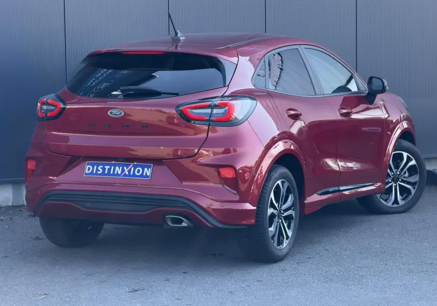 Vue 3/4 arrière droite du Ford Puma Ecoboost 155 BVA ST Line rouge Fantastic avec jantes alliage et hayon électrique.