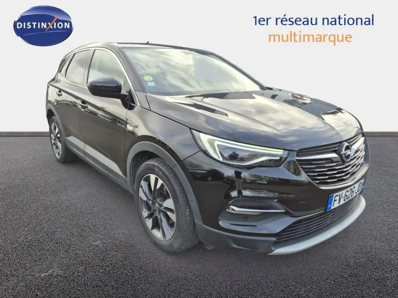 Opel Grandland X noir diamant en 3/4 avant droit, avec phares LED et calandre chromée distinctive.