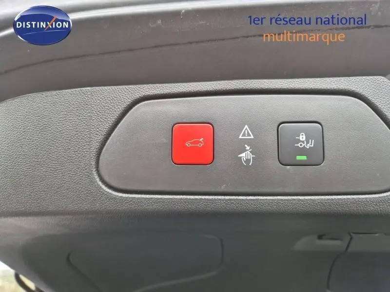 Gros plan sur les boutons d'ouverture et de verrouillage du coffre du coffre d'un Opel Grandland X noir diamant.