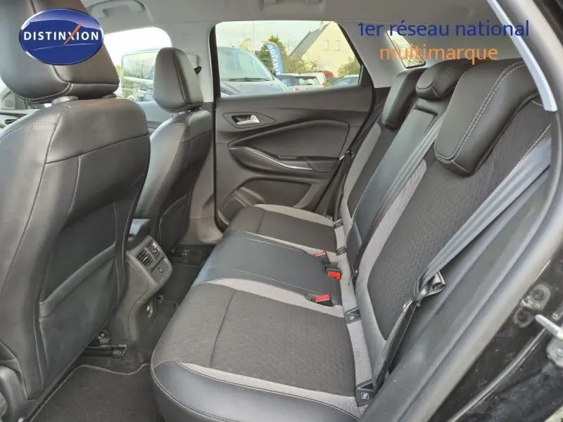 Vue intérieure côté droit des sièges arrière noirs et gris de l'Opel Grandland X 2020 finition Elite.