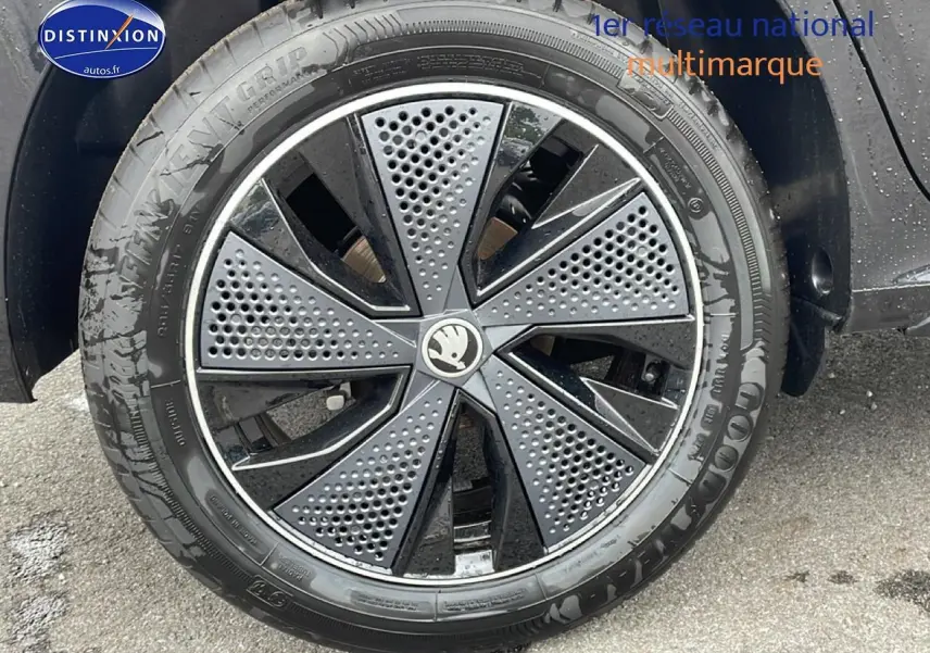 Gros plan sur la jante alu noire et grise du côté gauche d’un Skoda Kamiq noir 2026 Monte Carlo.