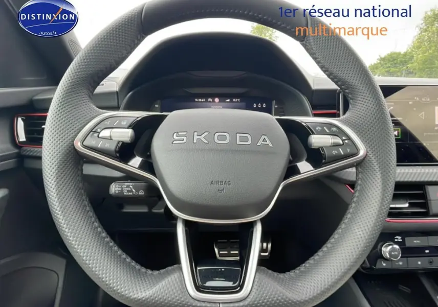 Vue centrée sur le volant sport noir perforé avec logo SKODA, tableau de bord et écran tactile du KAMIQ Monte Carlo 2026.