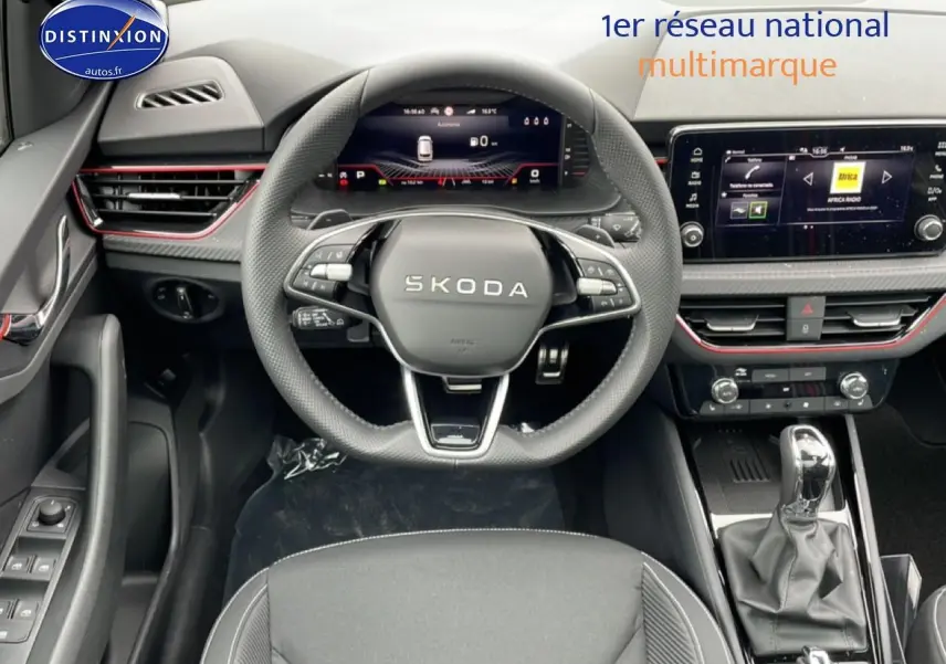 Vue intérieure avant centrée sur le volant SKODA noir et le tableau de bord digital du KAMIQ 2026.
