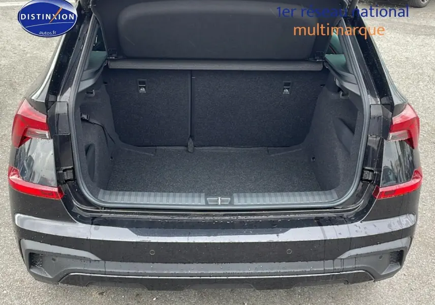 Vue arrière du coffre ouvert d'un SKODA KAMIQ noir 2026, soulignant l'espace de chargement et les feux arrière LED.