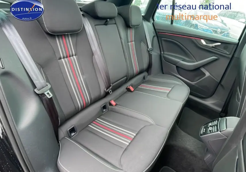 Vue intérieure côté droit sur la banquette arrière noire avec bandes grises et rouges du Skoda Kamiq Monte Carlo 2026.