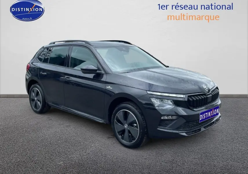 SKODA KAMIQ noir en 3/4 avant droit, avec jantes alu et toit panoramique visible sur fond neutre.