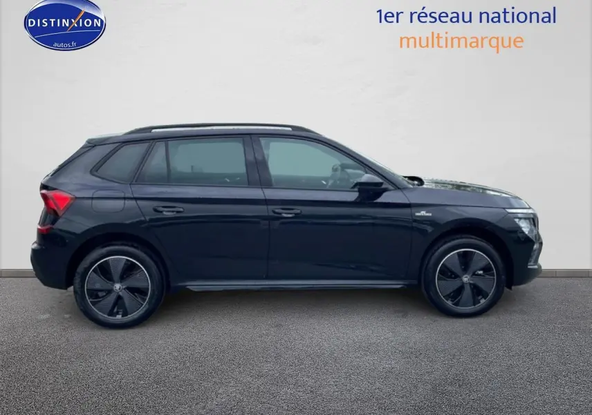 Vue de profil côté gauche d'un Skoda Kamiq noir 2026 finition Monte Carlo avec jantes alu noires.
