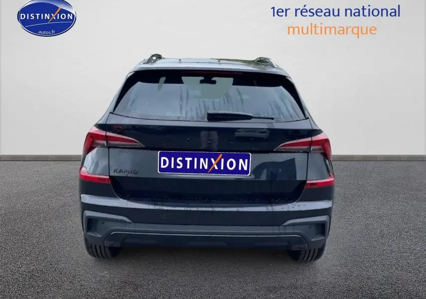 Vue arrière d'un Skoda Kamiq noir 2026 avec feux LED et barres de toit visibles sur fond clair.