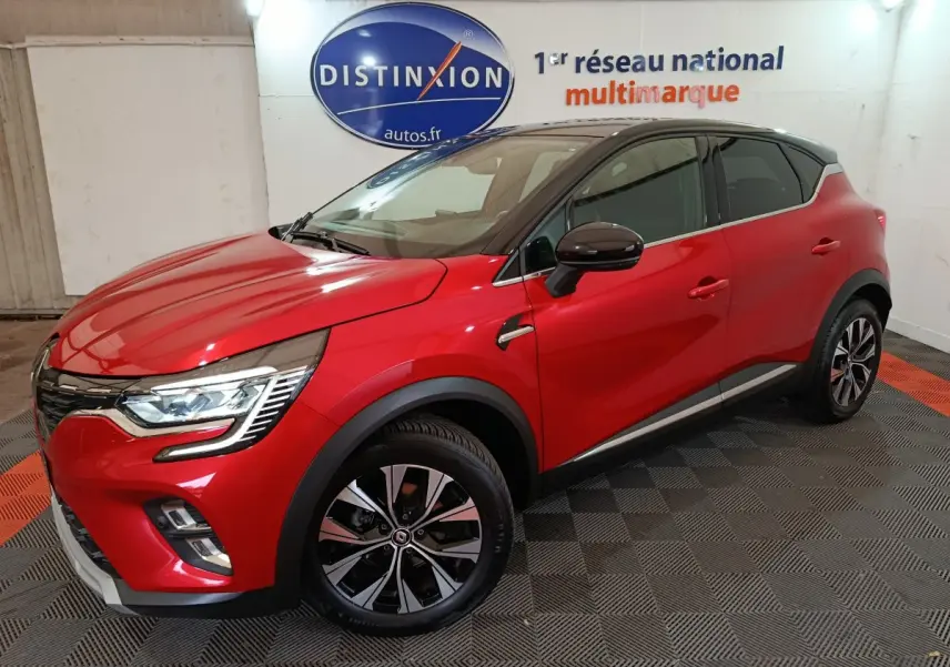Renault Captur Techno TCe 90 rouge vue 3/4 avant droit avec toit noir et jantes alliage bicolores.