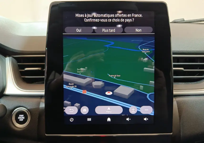 Écran tactile central du tableau de bord du Renault Captur rouge 2024 affichant la navigation GPS en 3D
