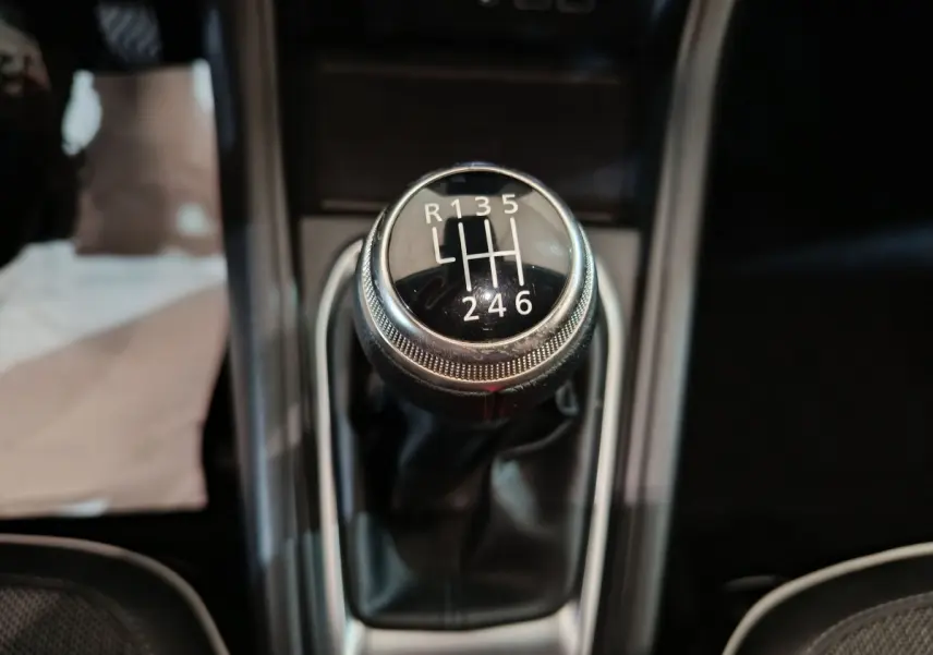 Le levier de vitesses manuel noir de la Renault Captur Techno TCe 90 vu en gros plan intérieur.