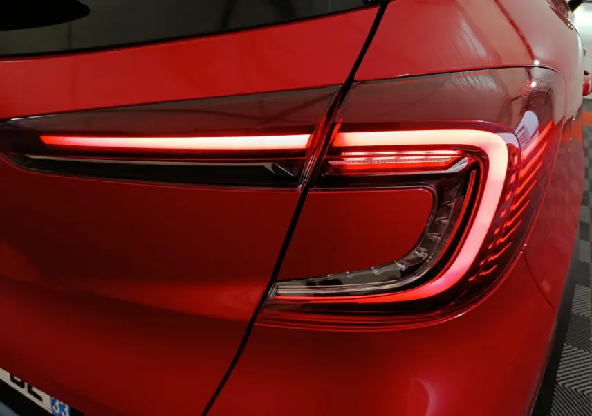 Gros plan sur le feu arrière droit rouge vif du Renault Captur 2024 techno TCe 90, soulignant son design LED distinctif.