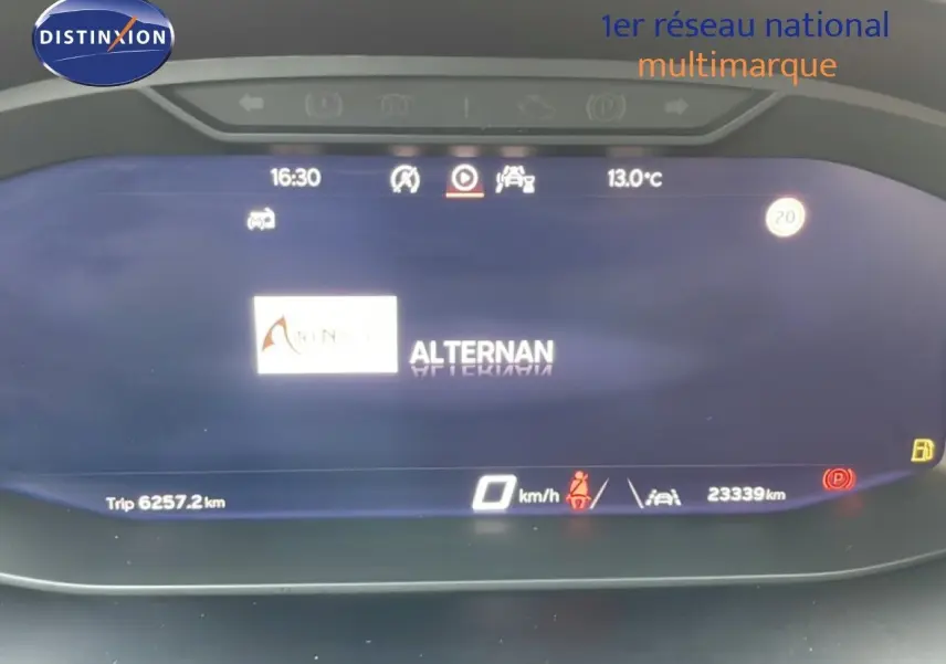 Tableau de bord numérique du SEAT Arona 2025 affichant la vitesse à 0 km/h et une température extérieure de 13°C.