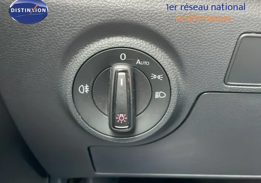 Gros plan sur le bouton de commande des phares dans l'habitacle d'une SEAT Arona 2025, finition FR Special Edition.