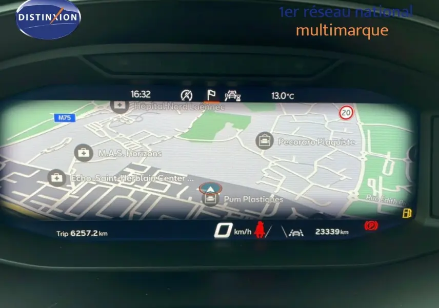 Affichage numérique du tableau de bord SEAT Arona 2025 montrant la navigation et les informations de conduite.