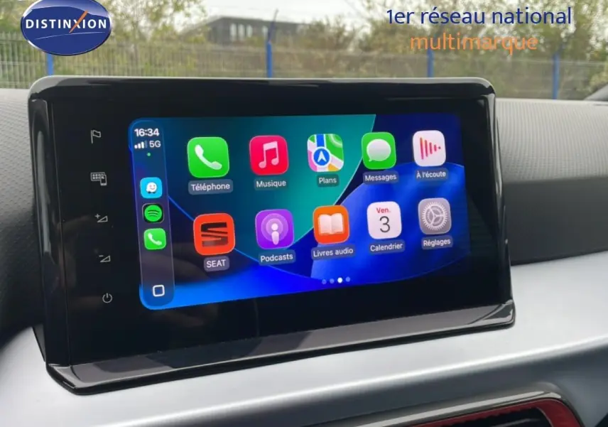Écran tactile central du tableau de bord du SEAT Arona 2025 affichant les applications connectées.