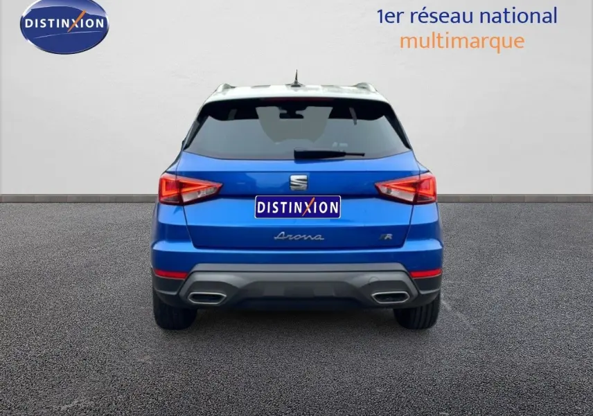 Vue arrière d'un SEAT Arona bleu saphir métal avec toit blanc, version FR Special Edition 2025.