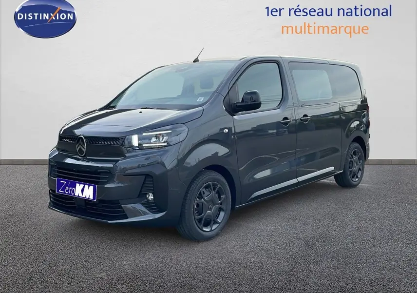 Vue 3/4 avant d’un Citroën Jumpy cabine approfondie gris titane métal avec jantes noires et vitres teintées.
