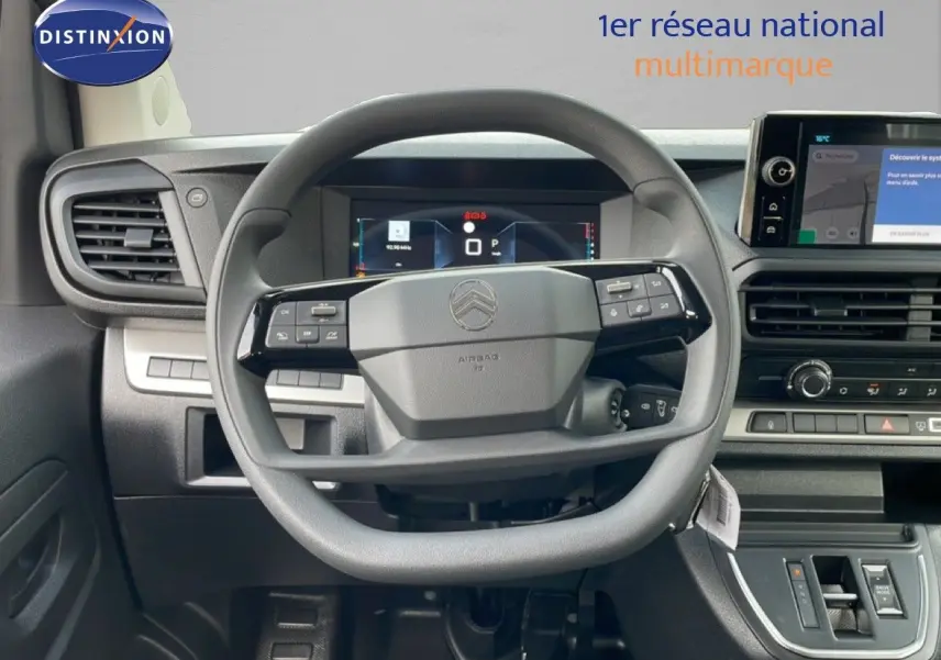 Vue frontale du tableau de bord et volant gris du Citroën Jumpy Cabine Approfondie 2026 avec écran digital et console moderne.