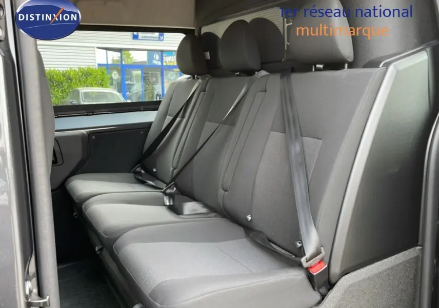 Vue intérieure côté droit montrant la banquette arrière grise tissu du Citroën Jumpy Cabine Approfondie gris titane.