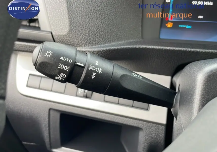 Gros plan sur la commande des feux et clignotants dans l’habitacle gris noir du Citroën Jumpy Cabine Approfondie 2026.