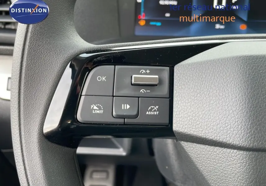 Gros plan sur les commandes au volant à gauche du Citroën Jumpy Cabine Approfondie 2026, finition gris titane métal.
