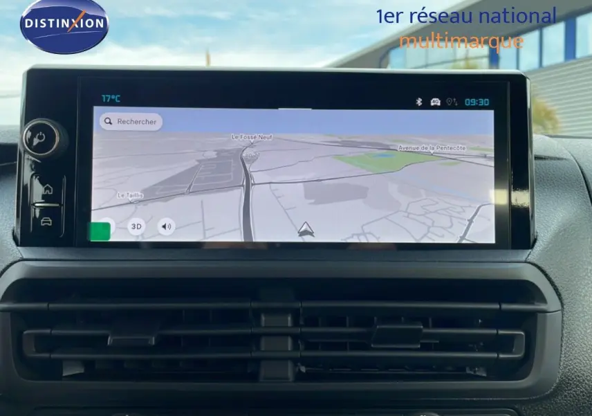 Écran tactile central avec navigation GPS dans l’habitacle du Citroën Jumpy Cabine Approfondie gris titane.