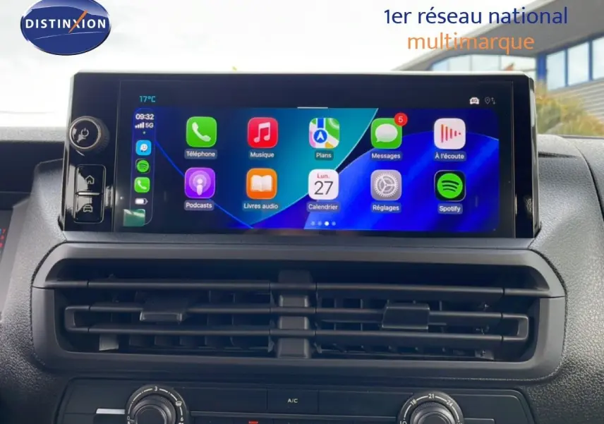 Vue intérieure du tableau de bord du Citroën Jumpy Cabine Approfondie 2026 avec écran tactile et commandes de climatisation.