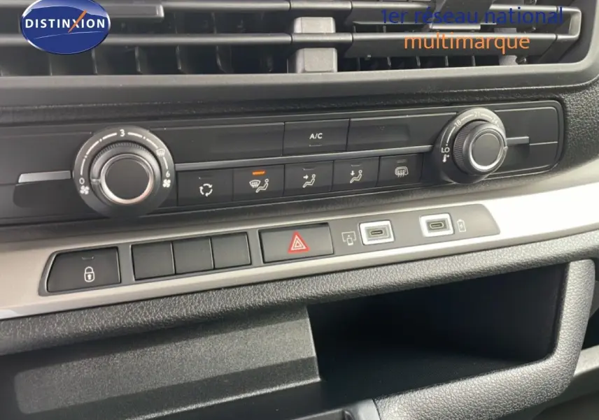 Vue rapprochée de la console centrale du Citroën Jumpy Cabine Approfondie 2026 avec commandes de climatisation et ports USB.