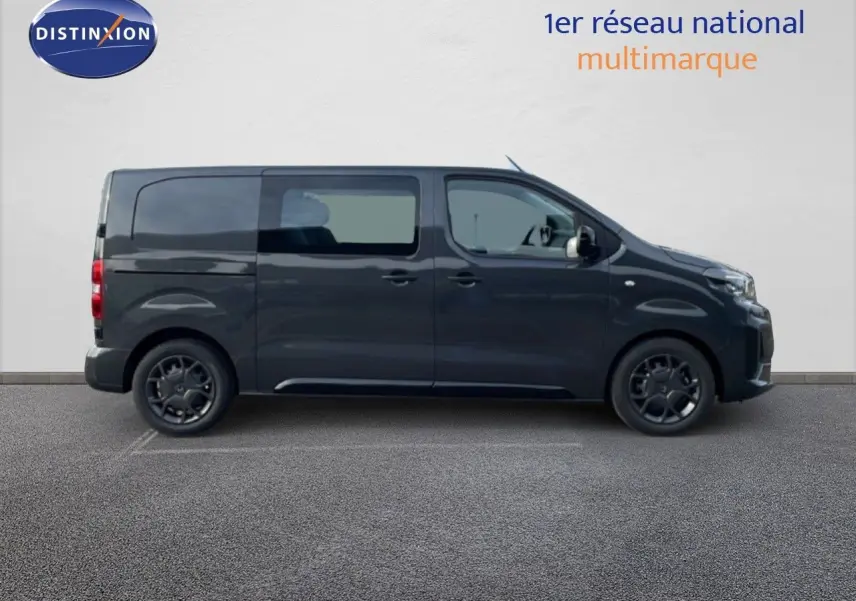 Vue latérale droite d'un Citroën Jumpy Cabine Approfondie gris titane métal, avec vitres teintées et jantes noires.