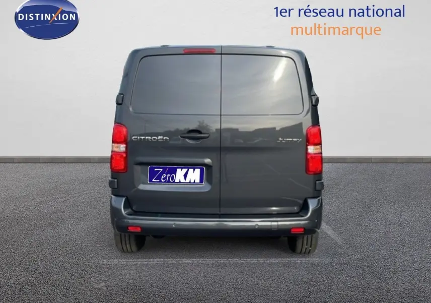 Vue arrière d'un Citroën Jumpy cabine approfondie gris titane métal avec portes battantes et feux rouges visibles.