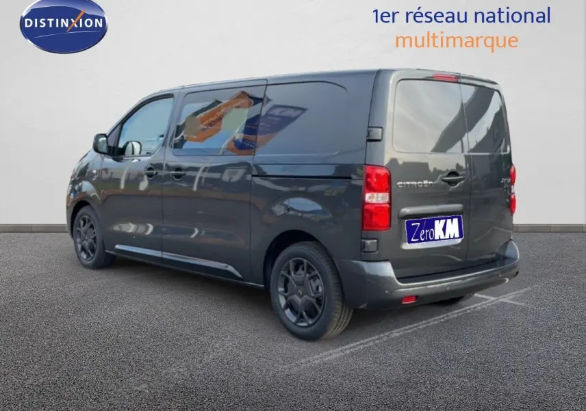 Vue 3/4 arrière droite d’un Citroën Jumpy cabine approfondie gris titane métallisé avec vitres teintées et jantes foncées.