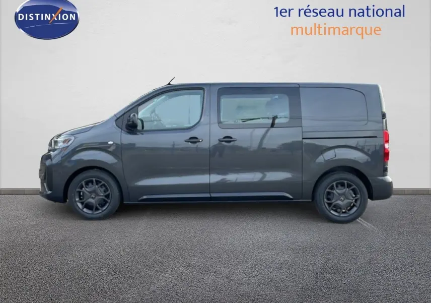 Profil droit d'un Citroën Jumpy Cabine Approfondie gris titane métallisé, avec fenêtres latérales et jantes foncées.