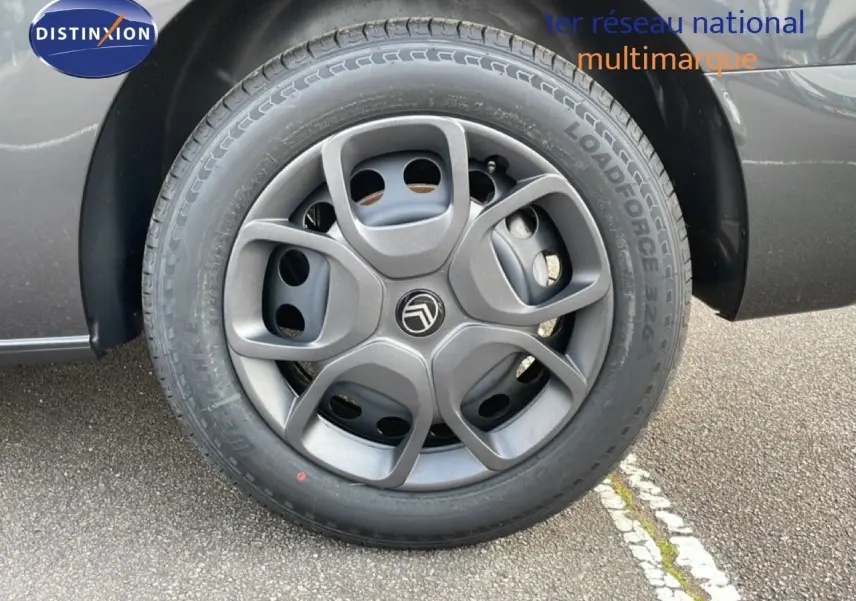Gros plan sur la roue arrière droite gris titane métallisé d'un Citroën Jumpy Cabine Approfondie 2026.