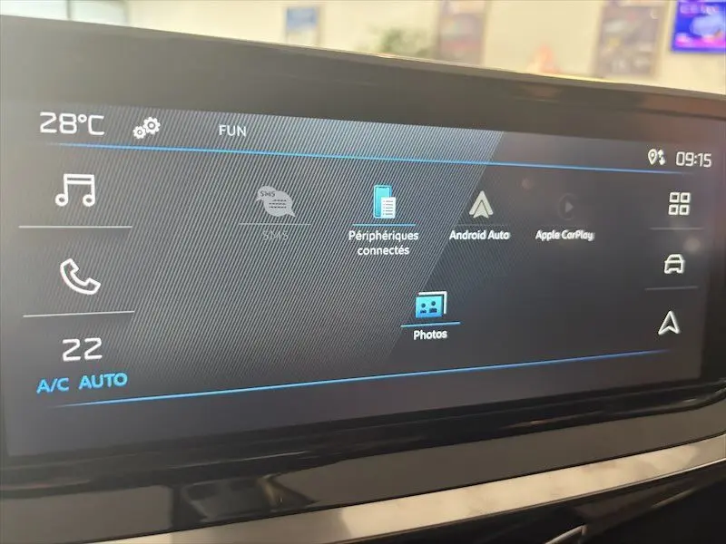 Écran tactile intérieur du Peugeot 2008 Hybrid 145ch en vue rapprochée, affichant les options connectées et la climatisation.