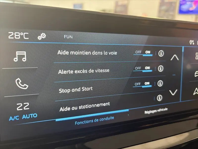 Écran tactile intérieur du Peugeot 2008 Hybrid 145ch Style 2025 montrant les réglages d’aides à la conduite.