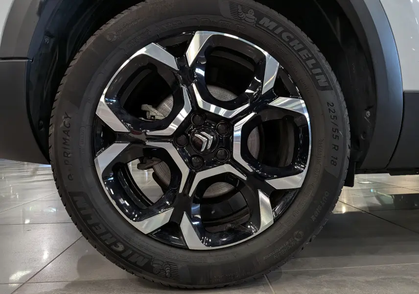 Gros plan sur la roue avant droite du Citroën C5 Aircross 2025, jante alliage bicolore noir et argent.