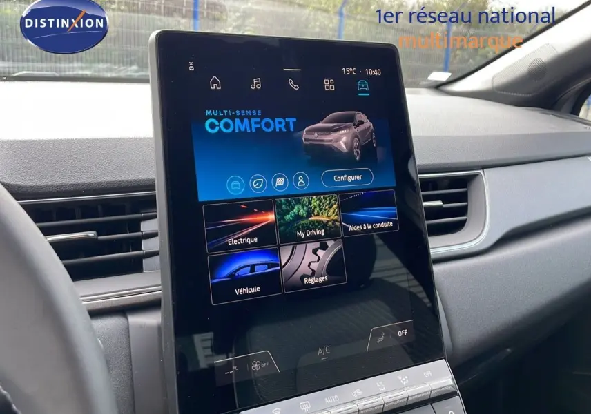 Écran tactile central affichant le mode confort du Renault Captur hybride gris cassiopée avec toit noir, vue intérieure avant.