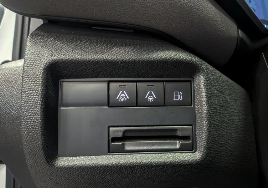 Gros plan sur les boutons de contrôle du tableau de bord du Citroën C5 Aircross hybride rechargeable blanc Glacier.