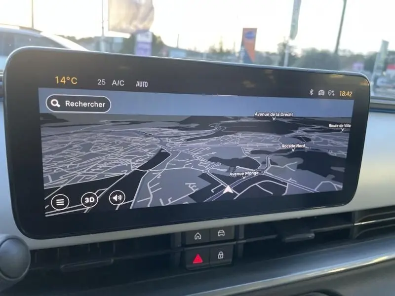 Écran tactile intérieur du tableau de bord du Fiat 600 blanc 2025 affichant la navigation en mode carte 3D.