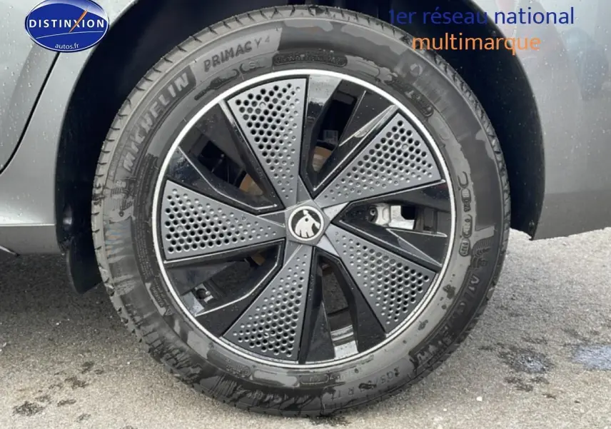 Gros plan sur la roue avant gauche gris graphite d’un Skoda Kamiq 2026 avec jante alu au design moderne perforé.