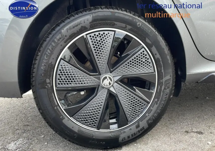 Gros plan sur la roue avant droite du Skoda Kamiq gris graphite avec jante alu au design perforé noir et gris.