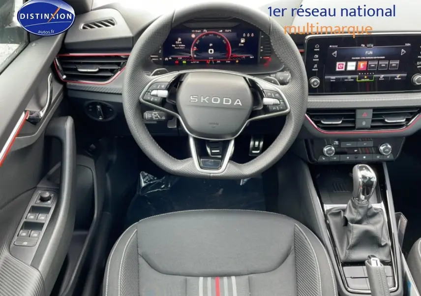 Vue intérieure centrée sur le volant SKODA avec tableau de bord numérique et sièges tissu noir Monte Carlo.