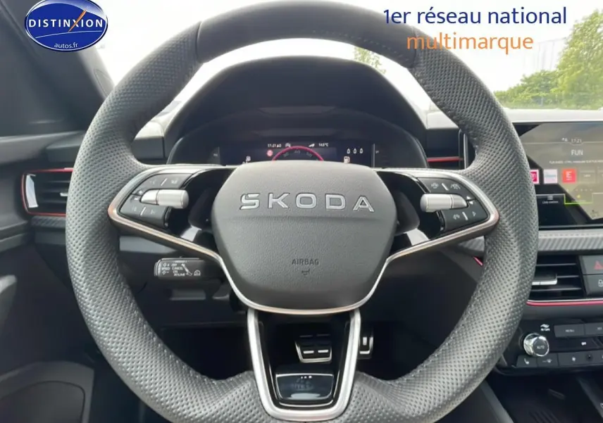 Vue rapprochée du volant cuir perforé gris graphite du Skoda Kamiq 2026 avec commandes multifonctions et tableau de bord digital.